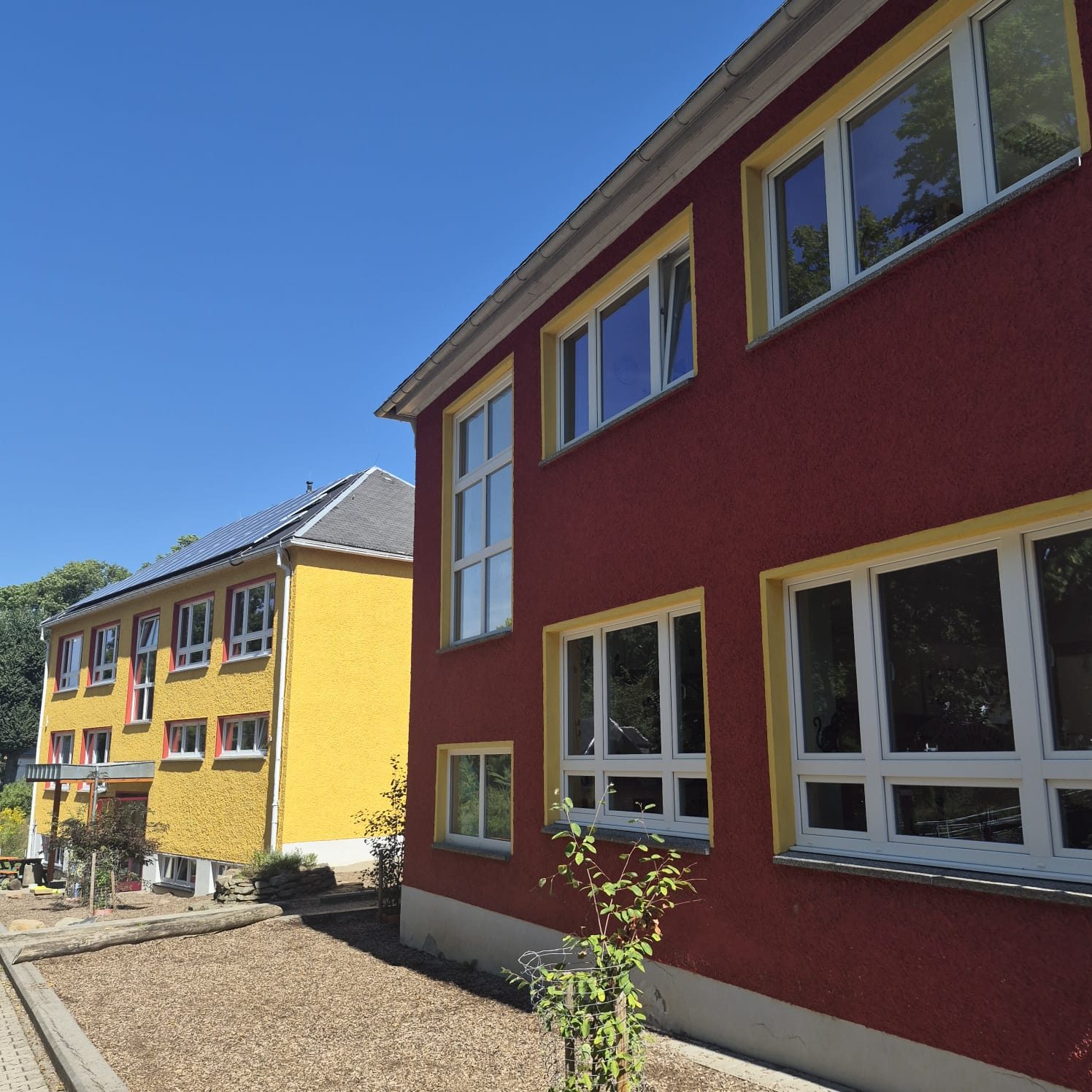 Sanierte Fassaden der Grundschule Clausnitz