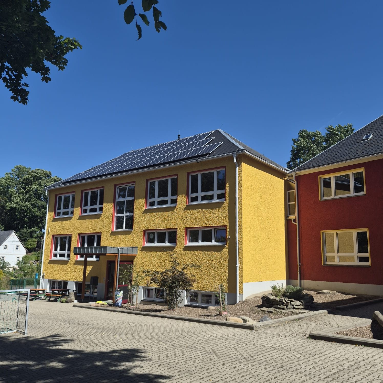 Grundschule Clausnitz mit Solaranlage