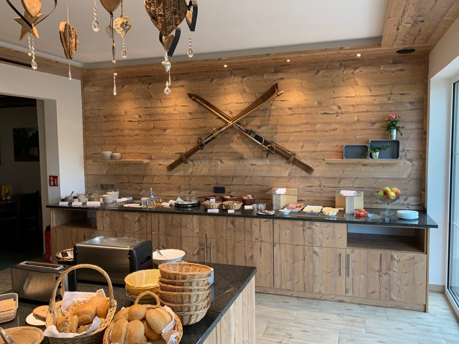 Frühstücksbereich mit Holzwand und Deckenspots