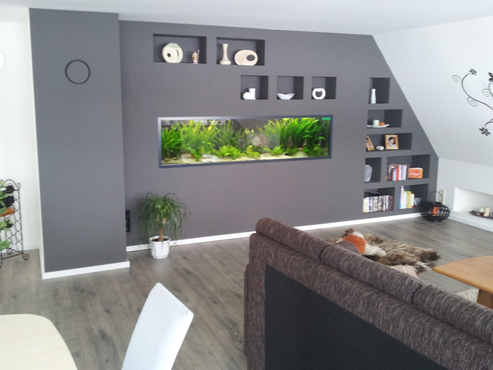 Designerwand mit Nischen und integriertem Aquarium