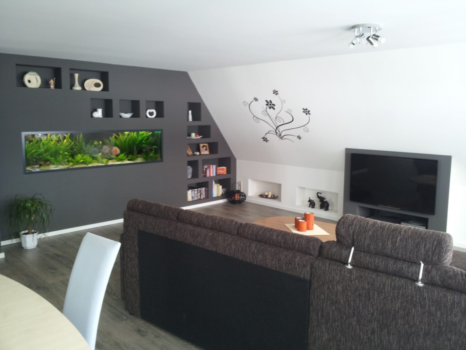 Designerwand mit Regalnischen unter der Dachschräge