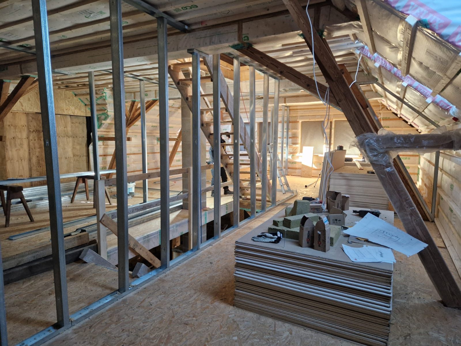 Dachgeschoss mit Dämmung und Ständerwerk beim Ausbau
