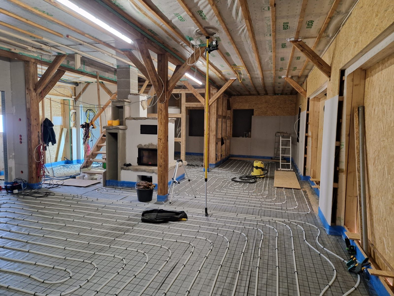 Vorbereiteter Bodenaufbau beim Scheunenausbau