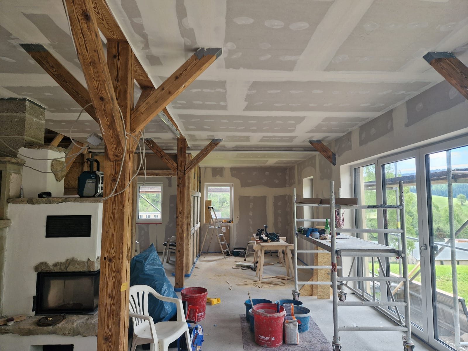 Neue Trockenbaudecke beim Ausbau einer Scheune