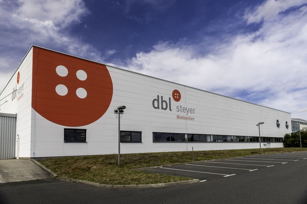 Fassade von dbl Steyer Textil mit Firmenlogo